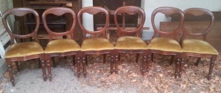Een set van zes mahoniehouten stoelen